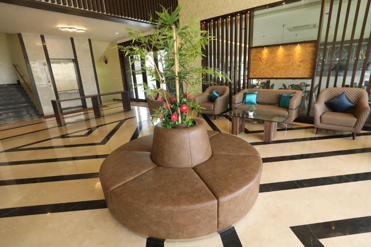 Vrr Astoria Hotel & Convention Center Bangalore Exterior foto